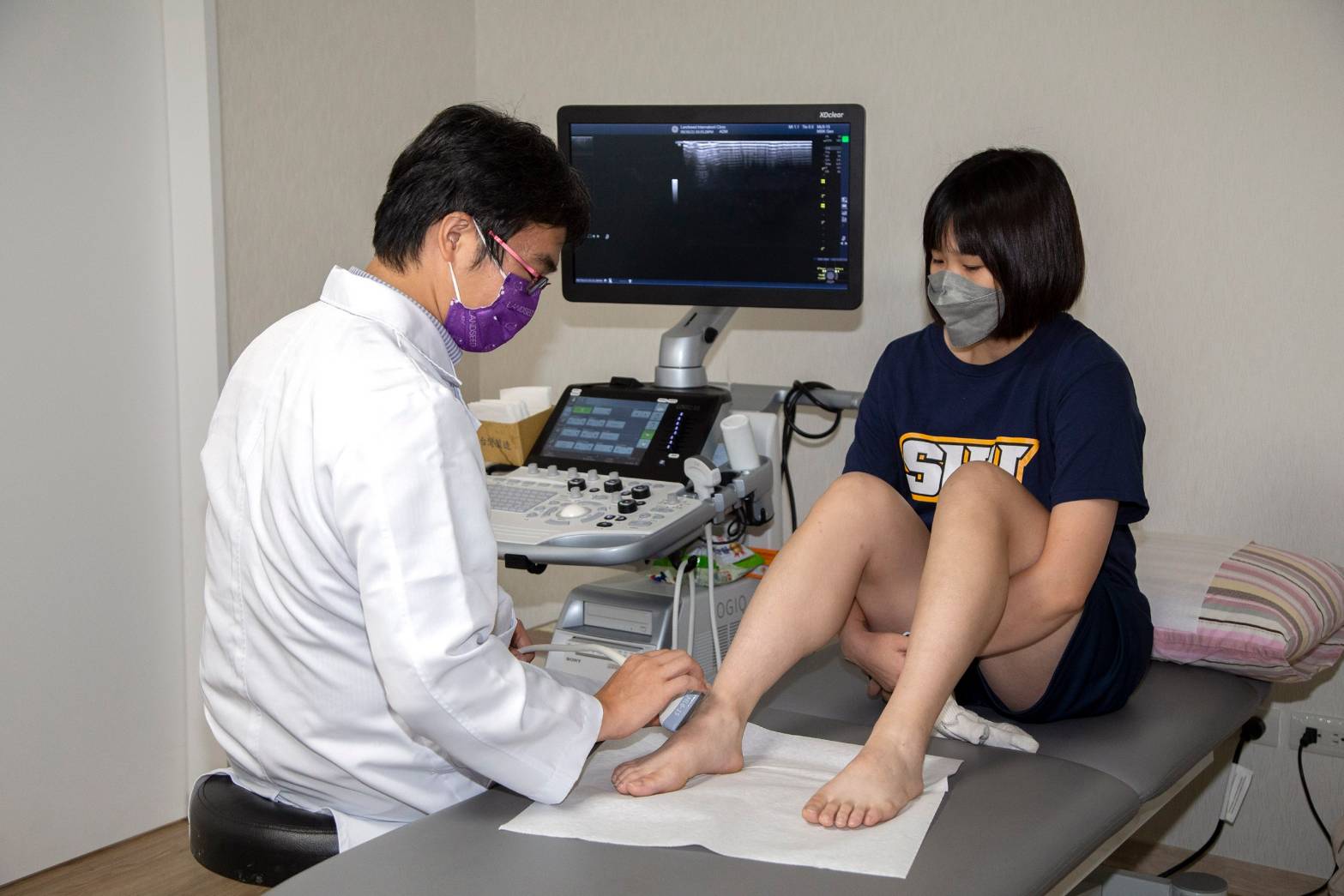 世新女籃「甜心射手」陳育緹接受運動醫學科醫師門診了解身體狀況。(世新大學提供)