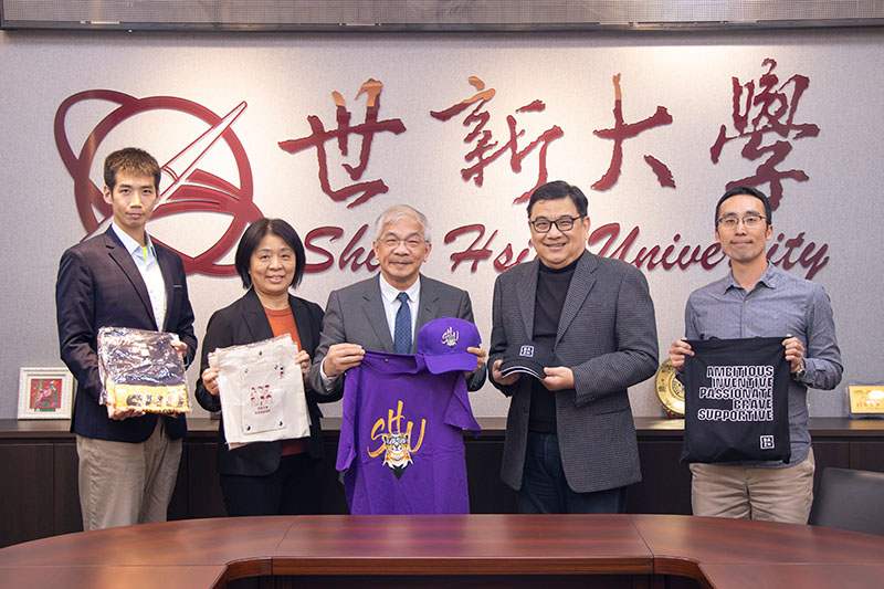 圖一：世新大學將與DAZN（英商壹拾壹體育網）展開全方位的合作，世新大學校長陳清河（中）與DAZN總經理鄧儒宗對於合作抱持高度期待。