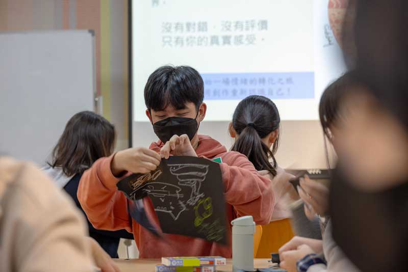 引入撕貼畫、音樂治療觀點　世新大學社心系引領高中生認識諮商