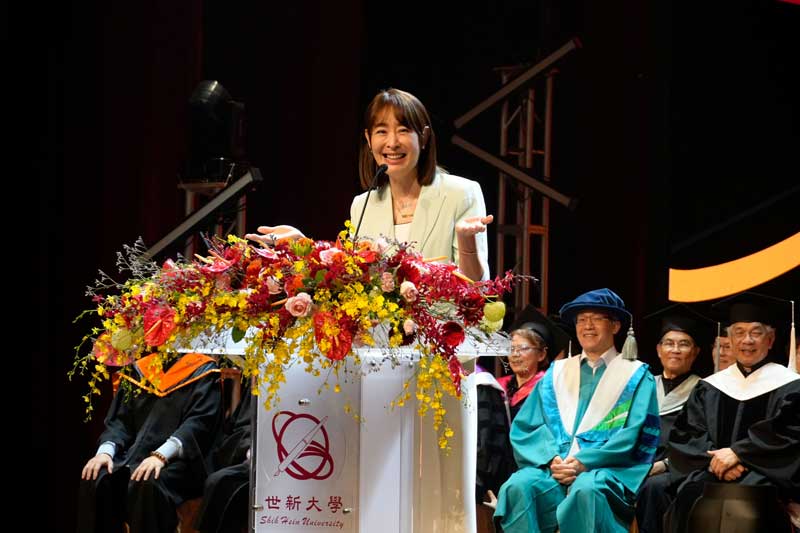 世新大學畢典邀跨界嘉賓　賈永婕勉不怕雜音勇敢前行